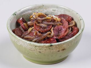 Linguiça c/ cebola (porção)