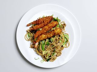 46.Massa com gambas panado（炒面+炸虾）