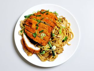 47.Massa com frango panado（炒面+鸡排）
