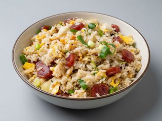 56.Arroz chao-chao com salsicha（腊肠炒饭）