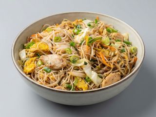 62.Massa fina com frango(鸡肉炒米粉)