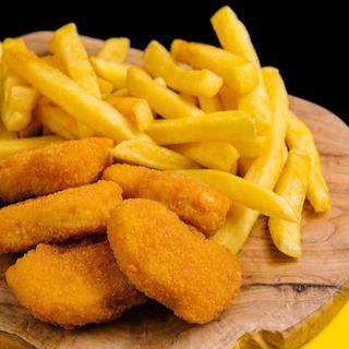 Nuggets com Batatas Fritas