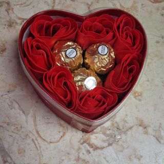 Caixa de rosas artificiais c/ bombons