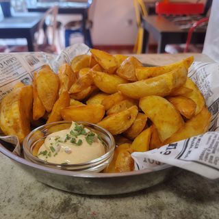 Dose de Batatas com Molho da Casa