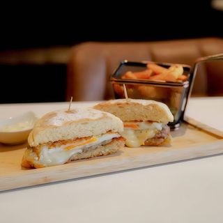 Prego em Bolo do caco com Queijo Amanteigado, Cebola Caramelizada e Ovo