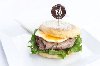 Prego no Bolo do Caco com Alface, Tomate, Ovo e Molho Maionese Cebolinho