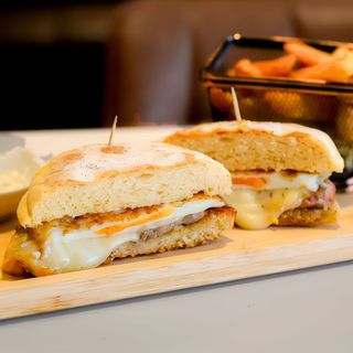 Prego com Queijo Amanteigado, Cebola Caramelizada e Ovo