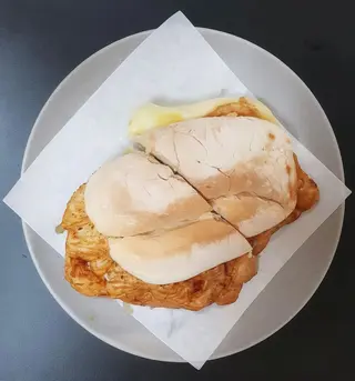 Bifana com Alface e Queijo