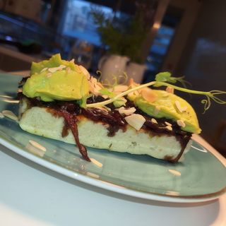 Focaccia Cebola Caramelizada e Abacate