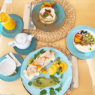 Panq Espinafres, Tosta Brie, Bowl Granola, Sumo Laranja e Leite Aveia