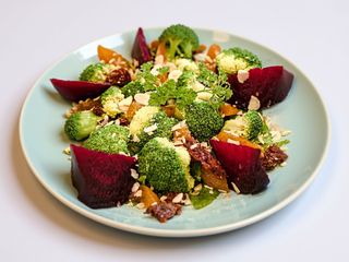 Salada de Brócolos com Beterraba