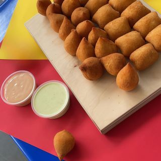 Porção 10 Mini Salgados Mistos + 2 Molhos