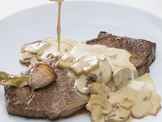 Bife ao molhos de natas e cogumelos