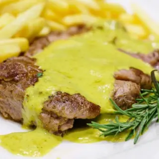 Bife ao molho de mostarda
