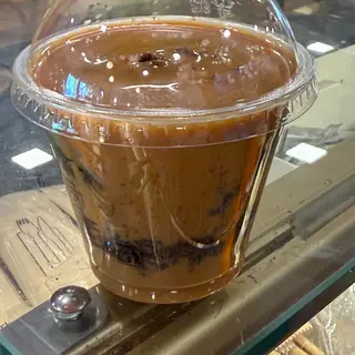 Bolo no pote de doce de leite em massa de chocolate