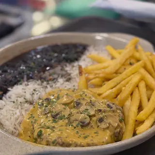 Hambúrguer com molho de cogumelos