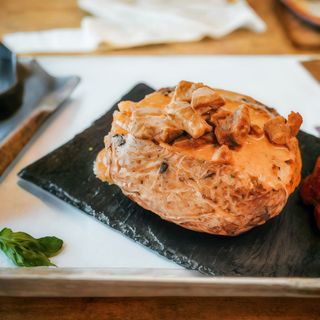 Batata Recheada com Strogonoff de frango, bacon e mozzarella gratinada