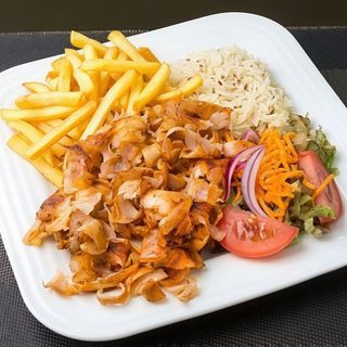 Menu kebab no prato com arroz