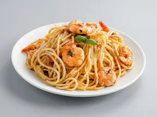 Spaghetti Camarão e Legumes