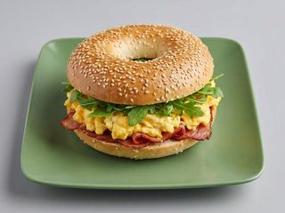Bagel de Bacon, Ovo Mexido e Queijo