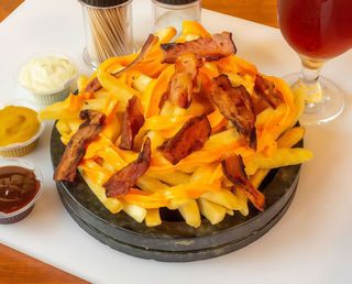 Batata Palito com Queijo e Bacon