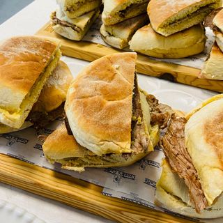 Prego de Vitela no Bolo do Caco