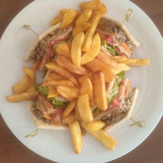 Club fiambre e queijo com batatas fritas 