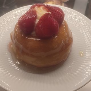 Baba com Rum e morangos e chantilly 