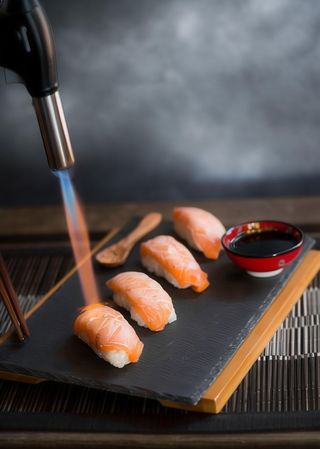 6.Aburi salmon Nigiri 4 peças