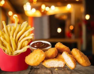 Nuggets de frango com batata frita (6uni)