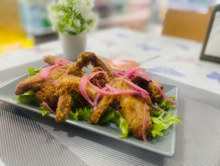 crispy chicken wings com batata frita(6 uni)