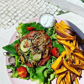 Burguer de quinoa com batata rústica