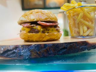 Hambúrguer com salsicha e mozarela 