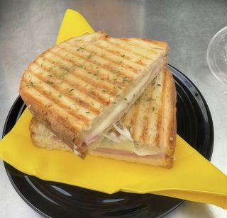 Tosta de Fiambre, Queijo e Ananás