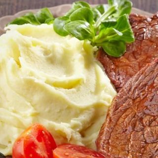 Pure de batata com bife de vaca acebolado 