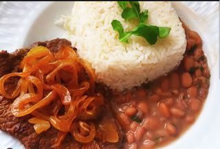 Prato cheio bife de vaca acebolado 