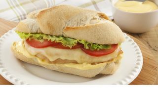 Pão com Frango Queijo e Salada