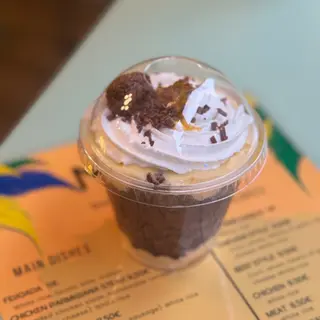Bolo de pote de brigadeiro com maracujá