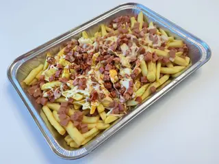 Batata frita com queijo e bacon