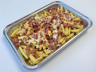 Batata frita com queijo e bacon 