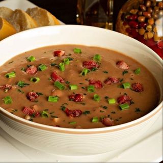 Caldo de feijão com calabresa e bacon