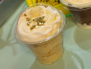 Bolo de pote de maracujá com ninho