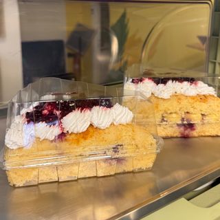 Fatia de maracujá e frutos vermelhos