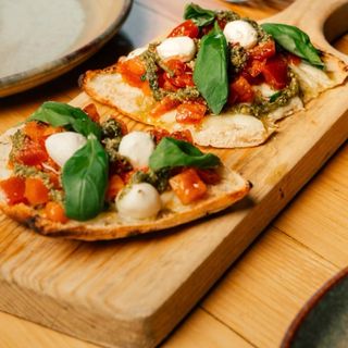 Bruschetta Caprese (2 unid.)