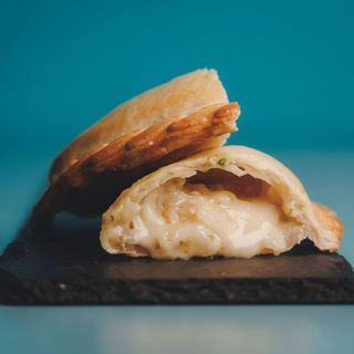 Empanada de Cebola e Queijo