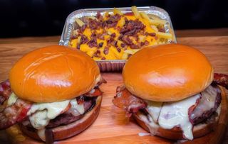 Combo 2 hambúrgueres + batata com cheddar  