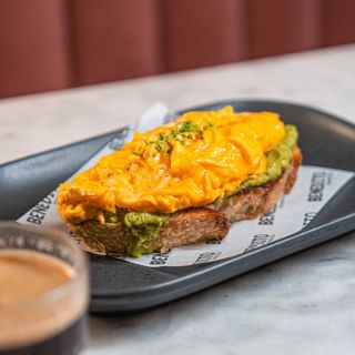 Tosta Abacate e Ovos Mexidos