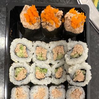 25 salmon grelhado com Philadelphia e pepino; rolo de atum em pota ; gunkan atum