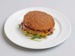 Salut Cheddar Burger