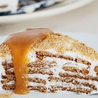 semi frio de caramelo e bolacha